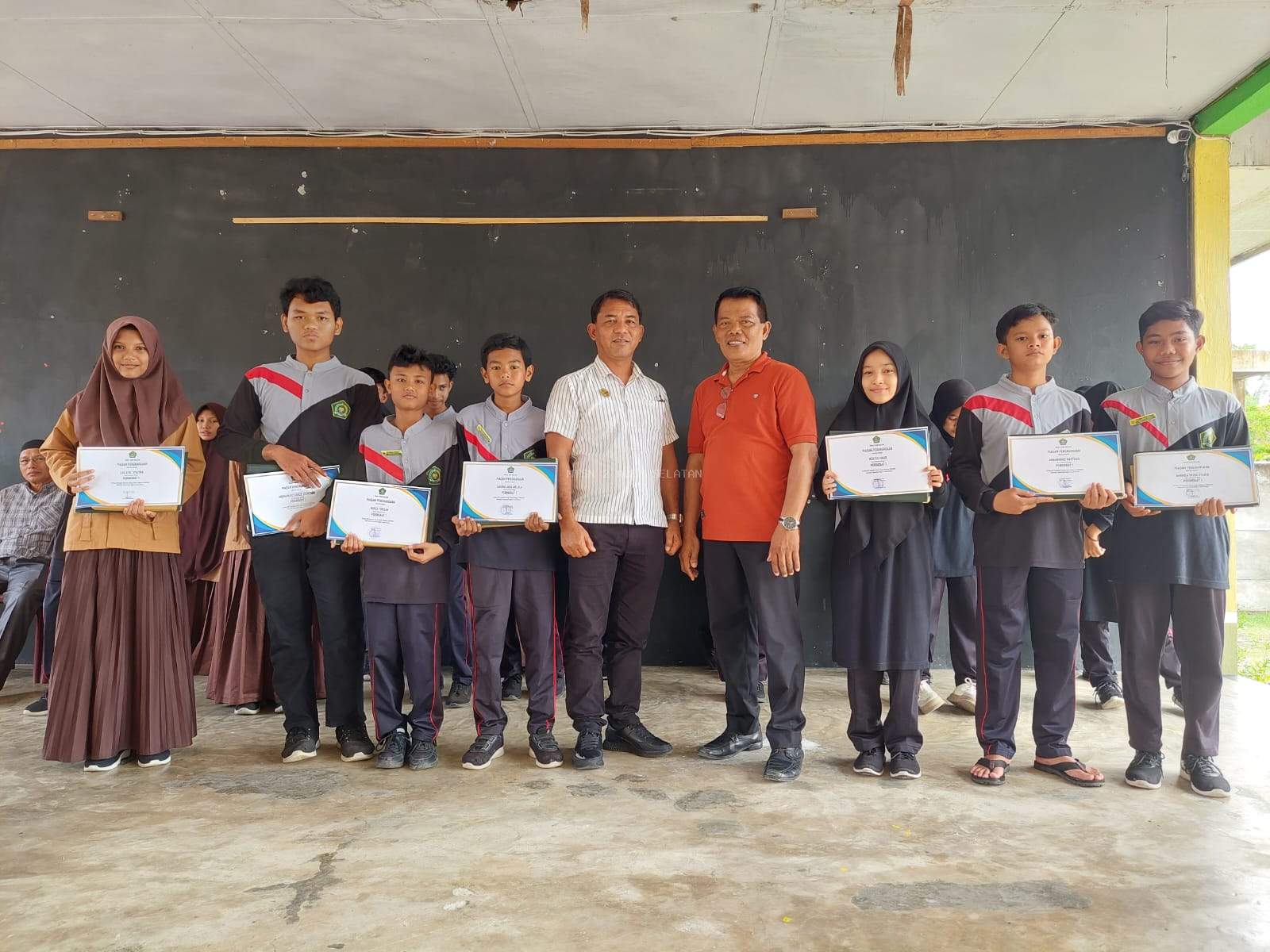 Peserta Didik MTsN 2 Aceh Selatan Menerima Pembagian Raport Semester Genap TP. 2023/2024
