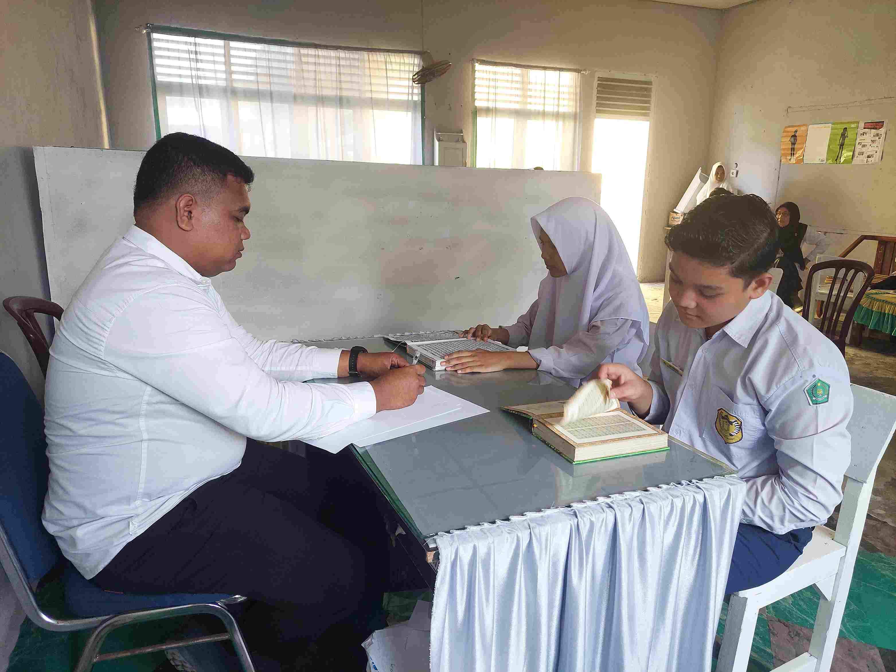 Pesta Demokrasi Madrasah: Tes Baca Al-qur'an Menjadi Tahapan Penting Pemilihan Ketua dan Wakil Ketua OSIM MTsN 2 Aceh Selatan