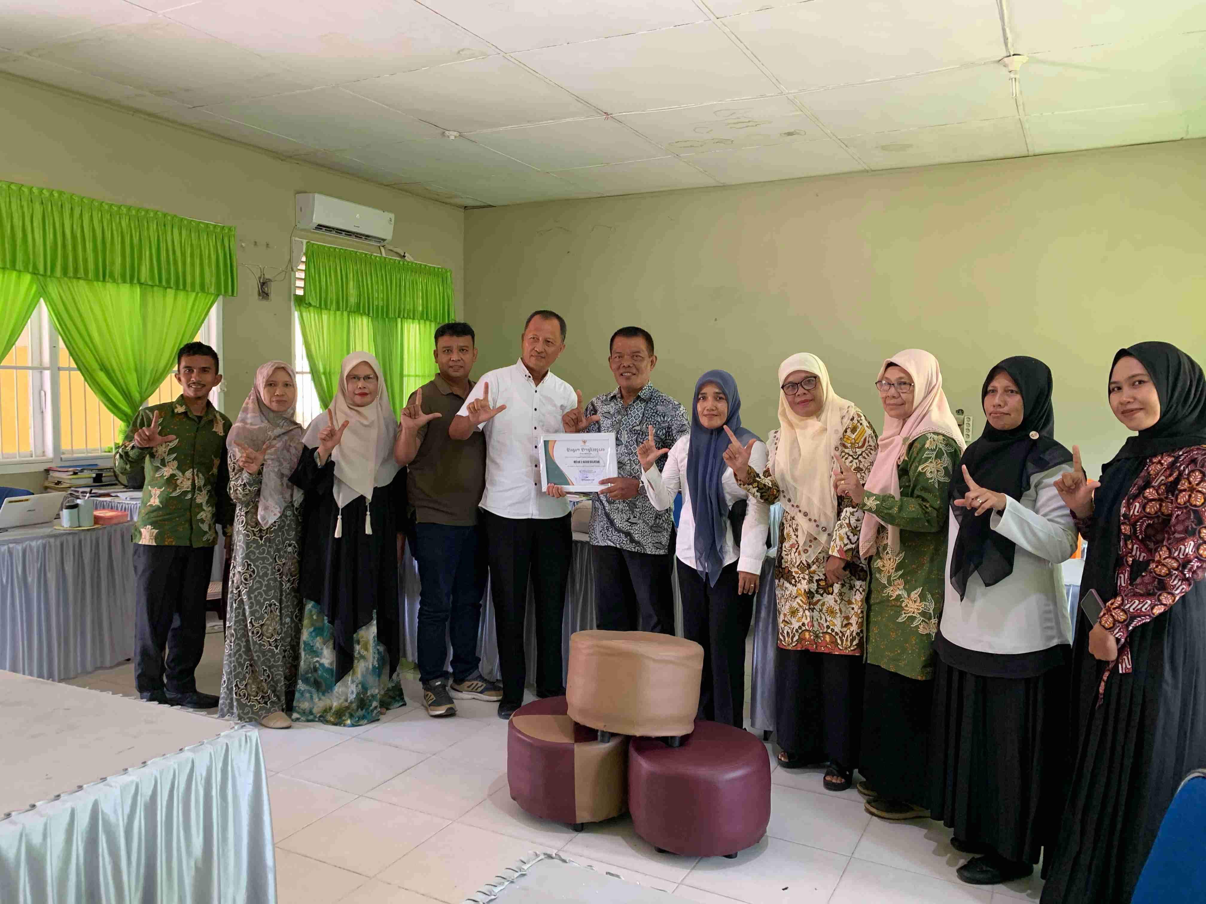 MTsN 2 Aceh Selatan Raih Penghargaan dari Bupati Aceh Selatan atas Partisipasi dan Kontribusi Pengelolaan Sampah melalui P5PPRA