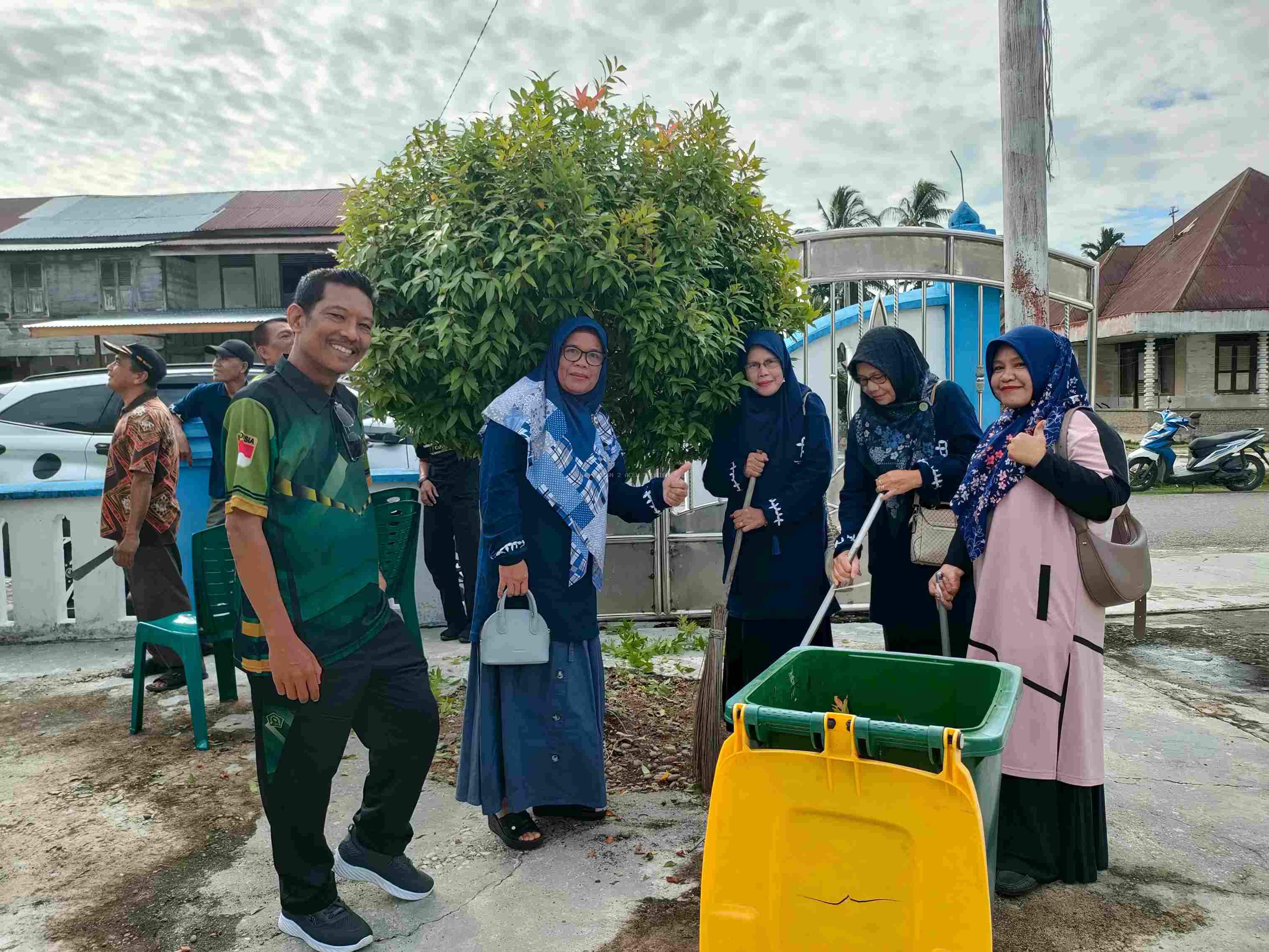 MTsN 2 Aceh Selatan Ikut Serta dalam Bakti Sosial di Masjid An-Nur Kedai Kandang