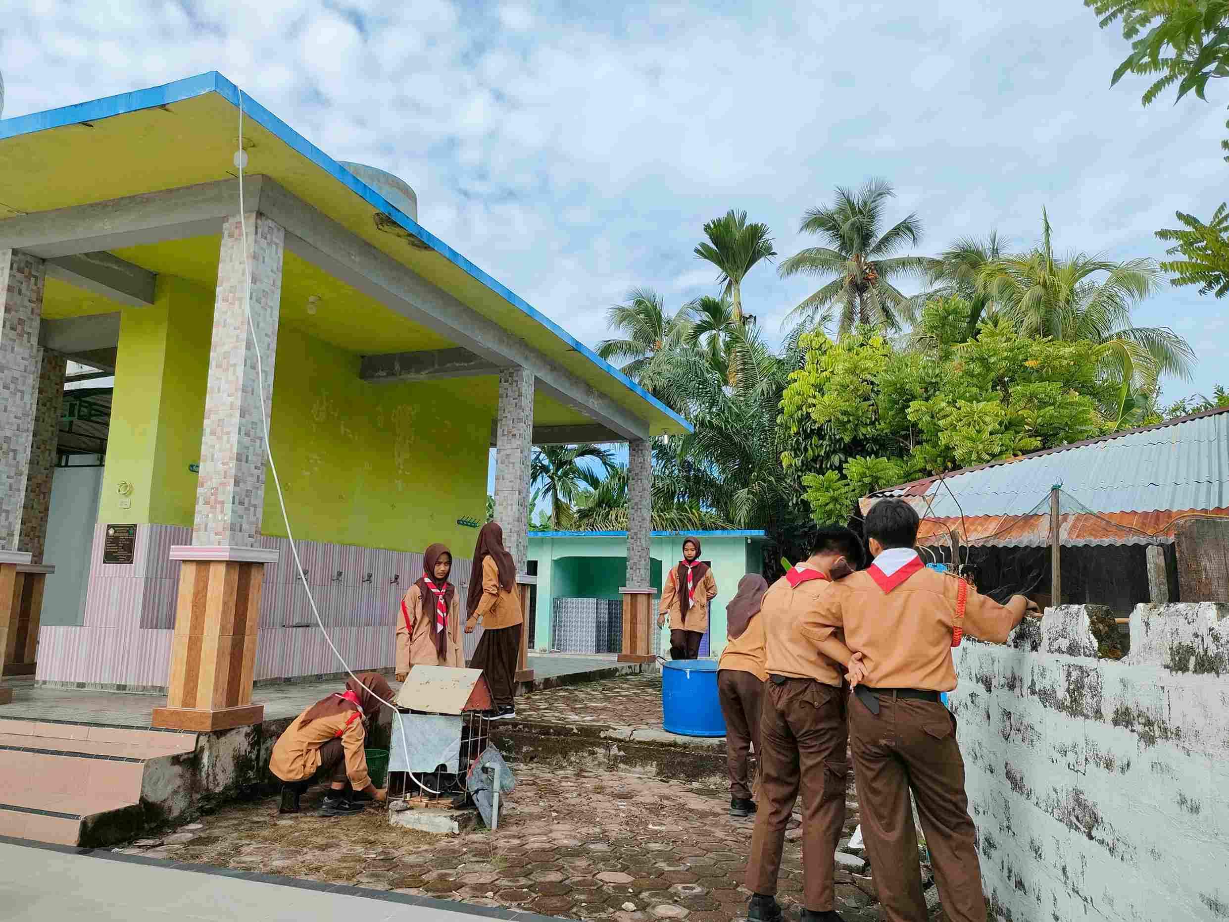 Pramuka Gudep 11.005/11.006 MTsN 2 Aceh Selatan Ikut Serta Melaksanakan Bakti Sosial di Masjid An-Nur Kedai Kandang