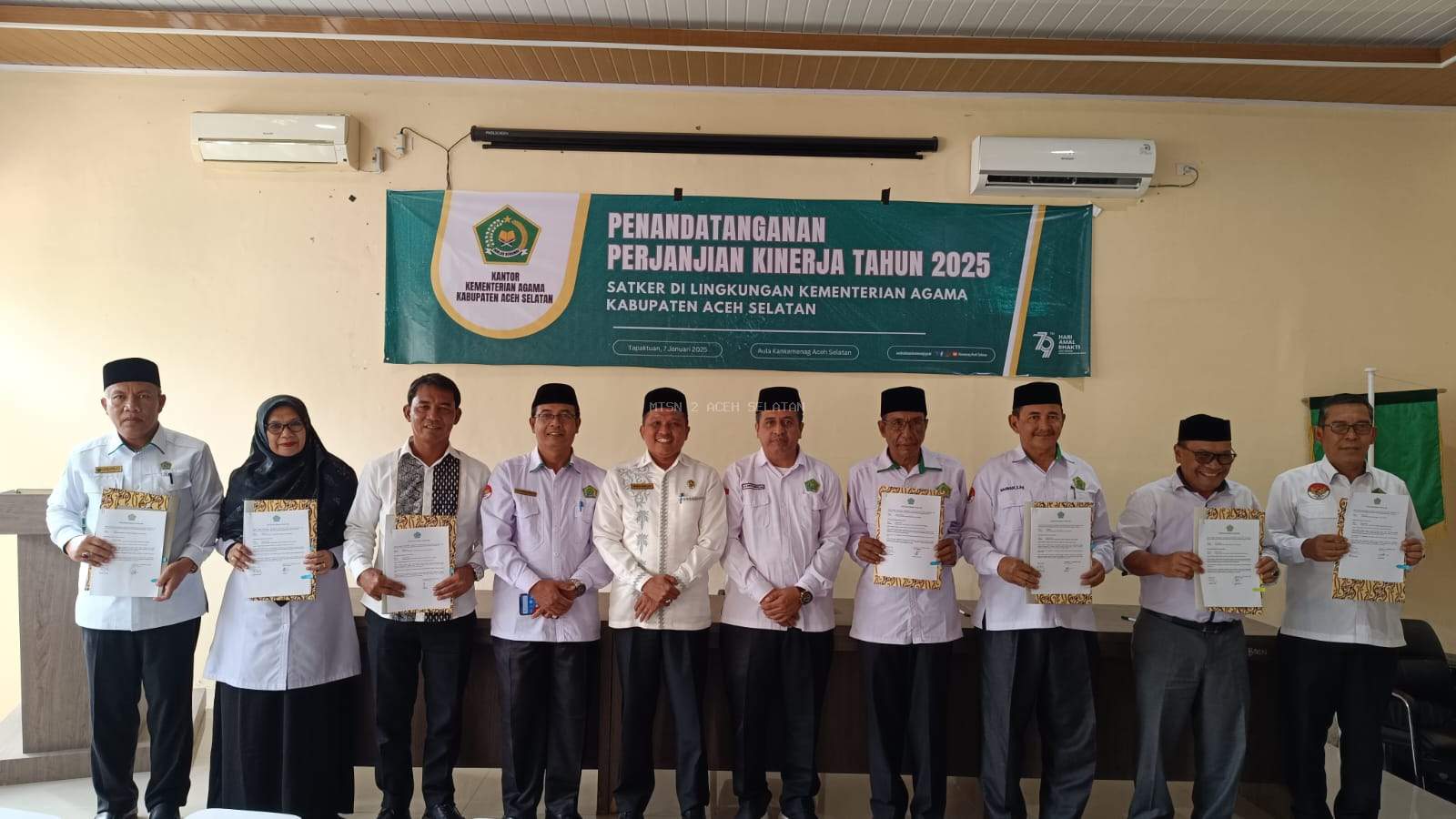 Kepala MTsN 2 Aceh Selatan Tandatangani Perjanjian Kinerja Tahun 2025 di Hadapan Kankemenag Aceh Selatan