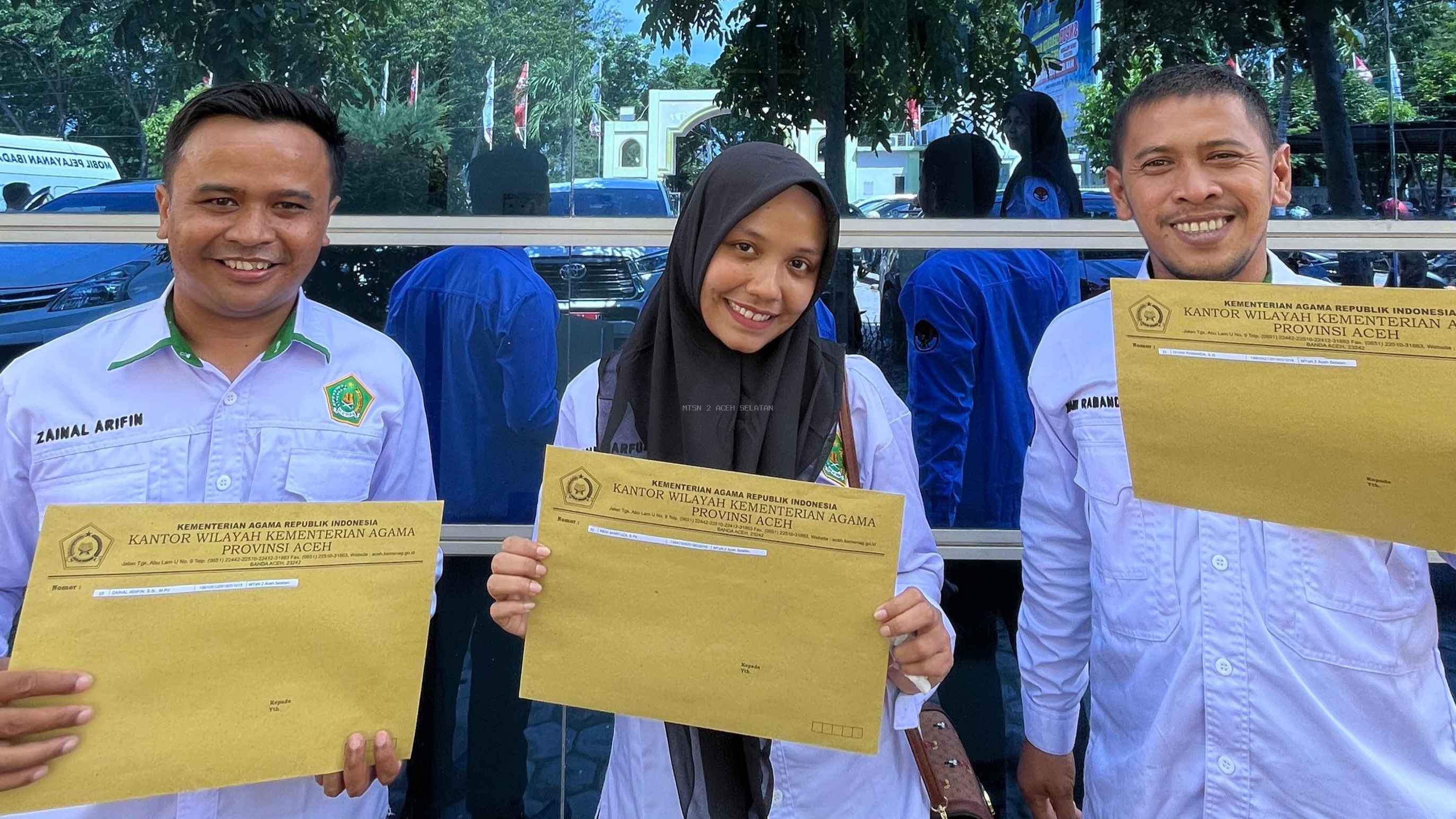 Tiga Guru MTsN 2 Aceh Selatan Terima SK Mutasi dari Kanwil Kemenag Aceh