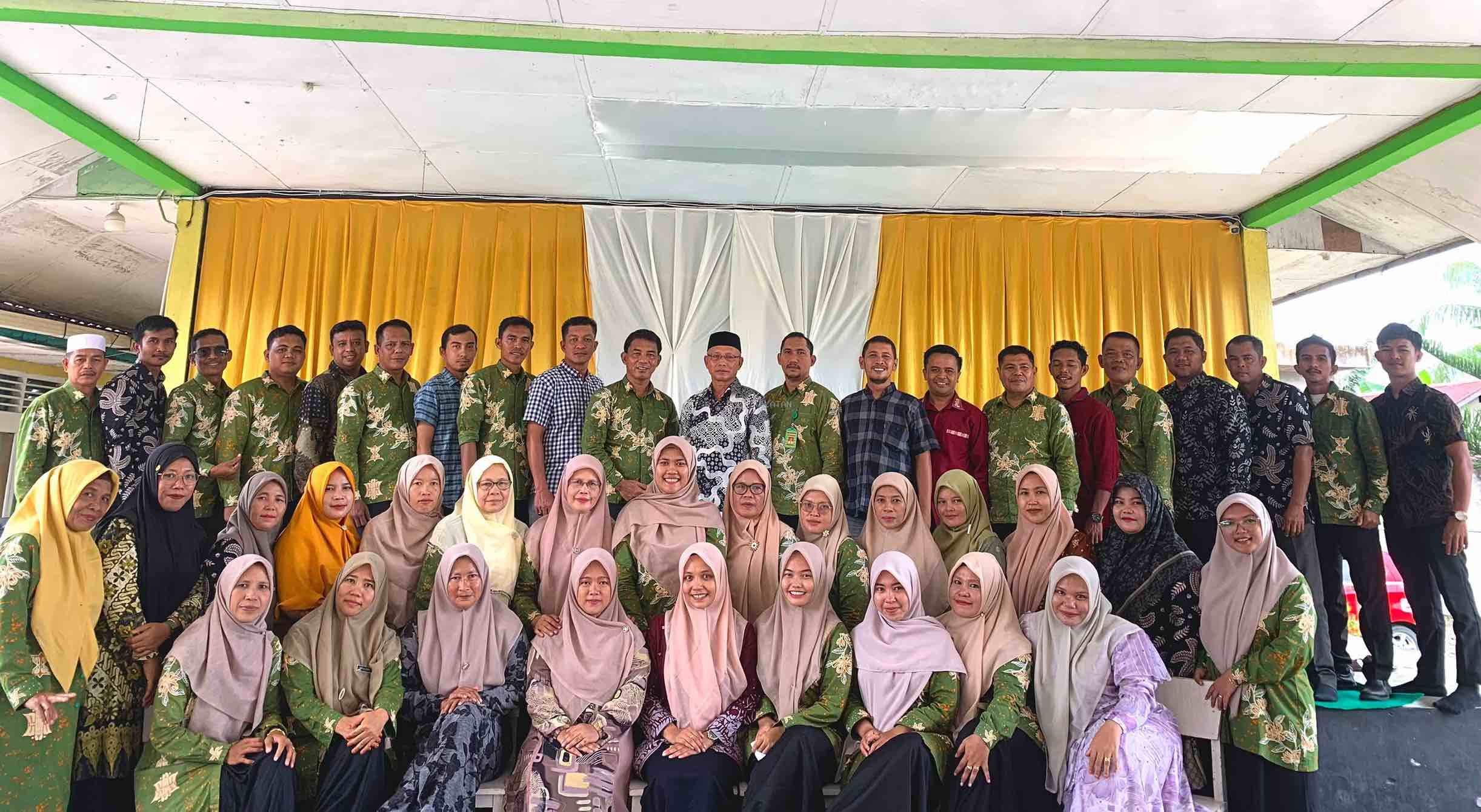 Acara Pelepasan Guru Purna Tugas dan Pindah Tugas di MTsN 2 Aceh Selatan