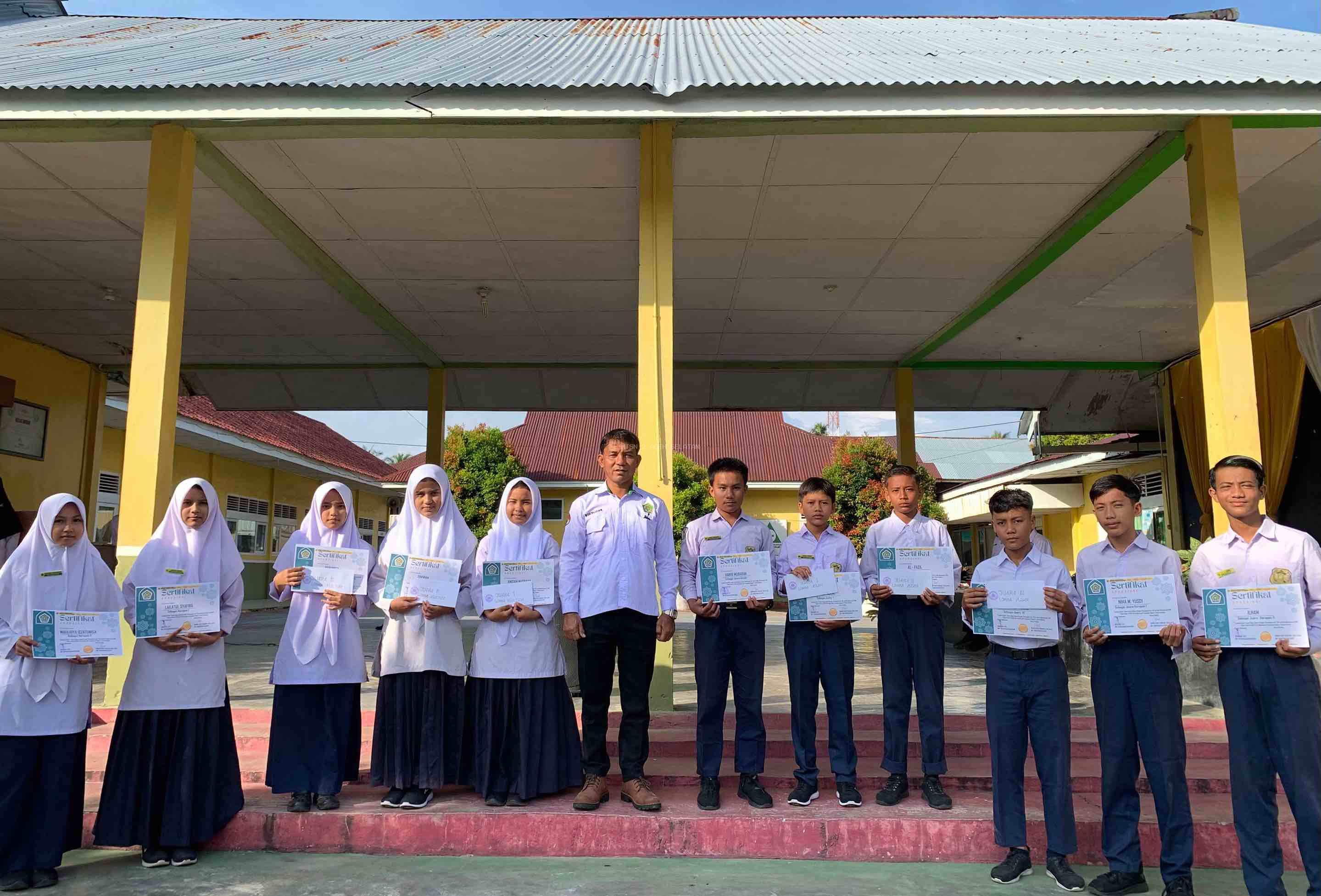 Peringatan Isra Miraj 1446 H di MTsN 2 Aceh Selatan, Penghargaan Perlombaan Dibagikan Usai Upacara