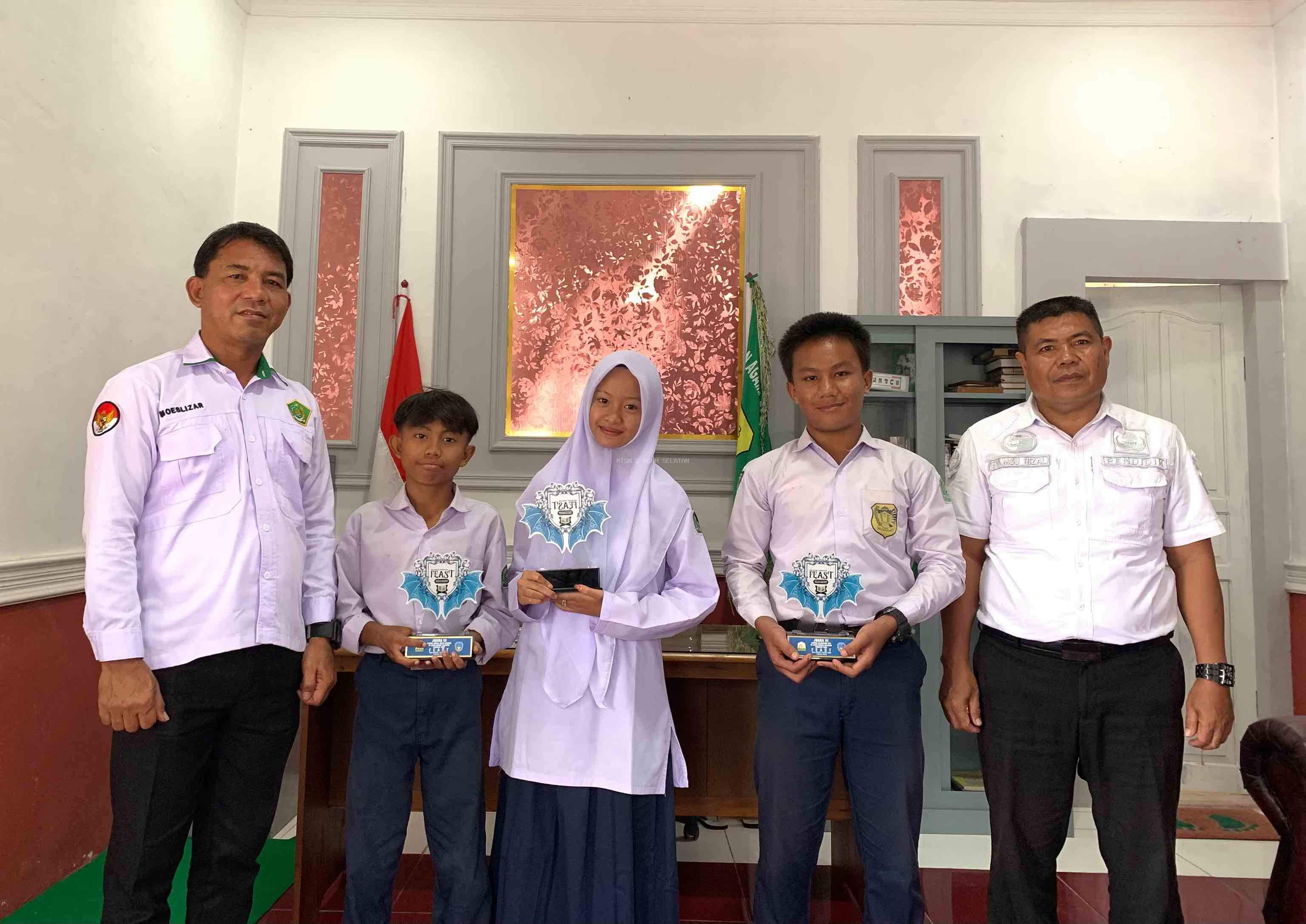 Kepala MTsN 2 Aceh Selatan Berikan Apresiasi kepada Para Pemenang Lomba FEAST 3 SMAN 1 Tapaktuan