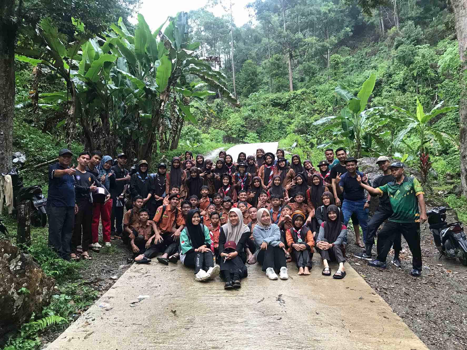 Gudep 11.005/11.006 MTsN 2 Aceh Selatan Gelar Hiking Wisata Peringati Hari Kepanduan Sedunia