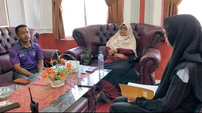 Siswa MTsN 2 Aceh Selatan Wawancarai Wakil Kepala MTsS Ashabul Yamin Terkait Kunjungan Muhibbah