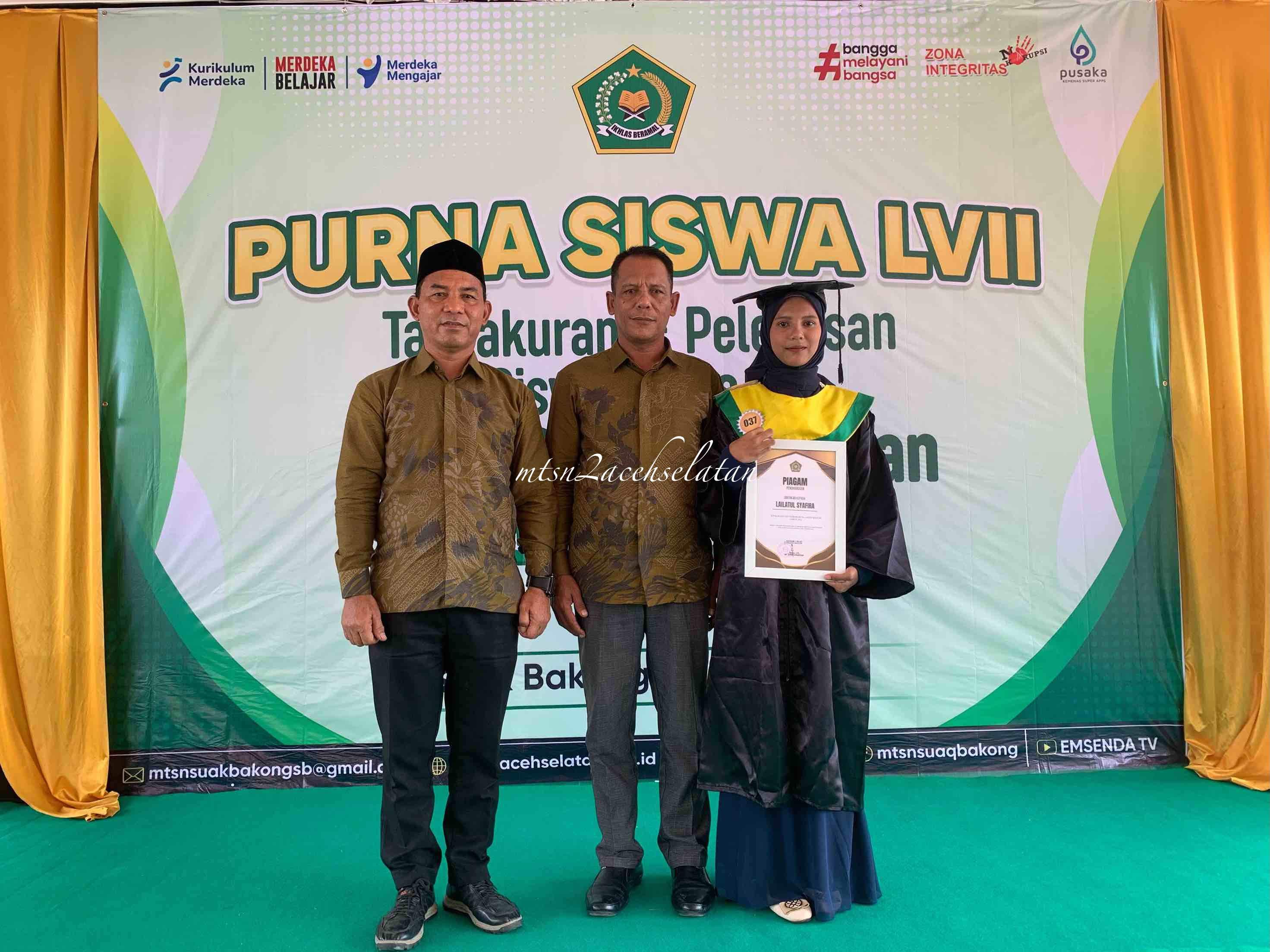 Lailatul Syafira Dinobatkan Sebagai Lulusan Terbaik Purna Siswa Angkatan LVII MTsN 2 Aceh Selatan Tahun Pelajaran 2024/2025