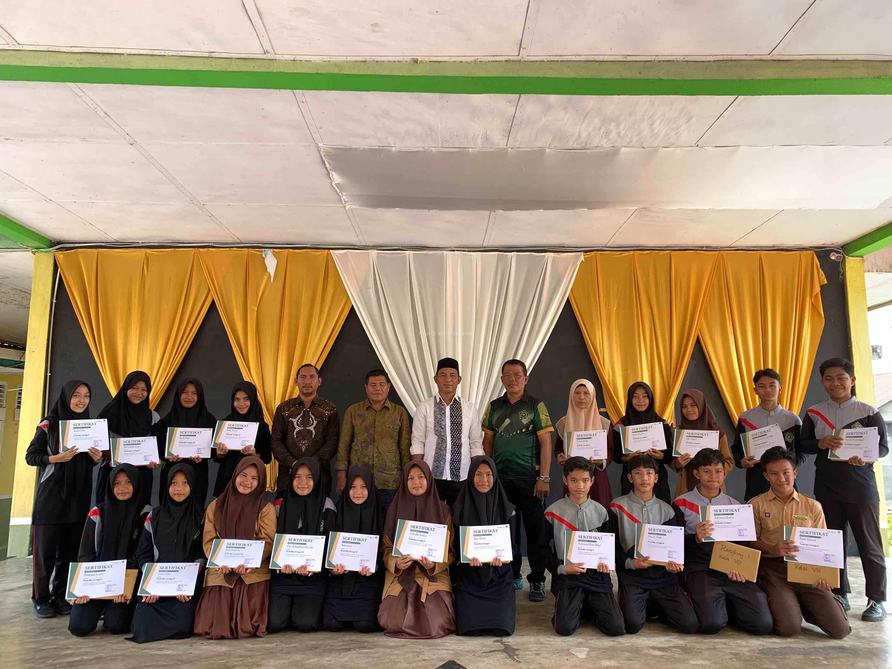 MTsN 2 Aceh Selatan Apresiasi 10 Siswa Terbaik Kelas 7 dan 8 di Akhir Tahun Pelajaran 2024/2025