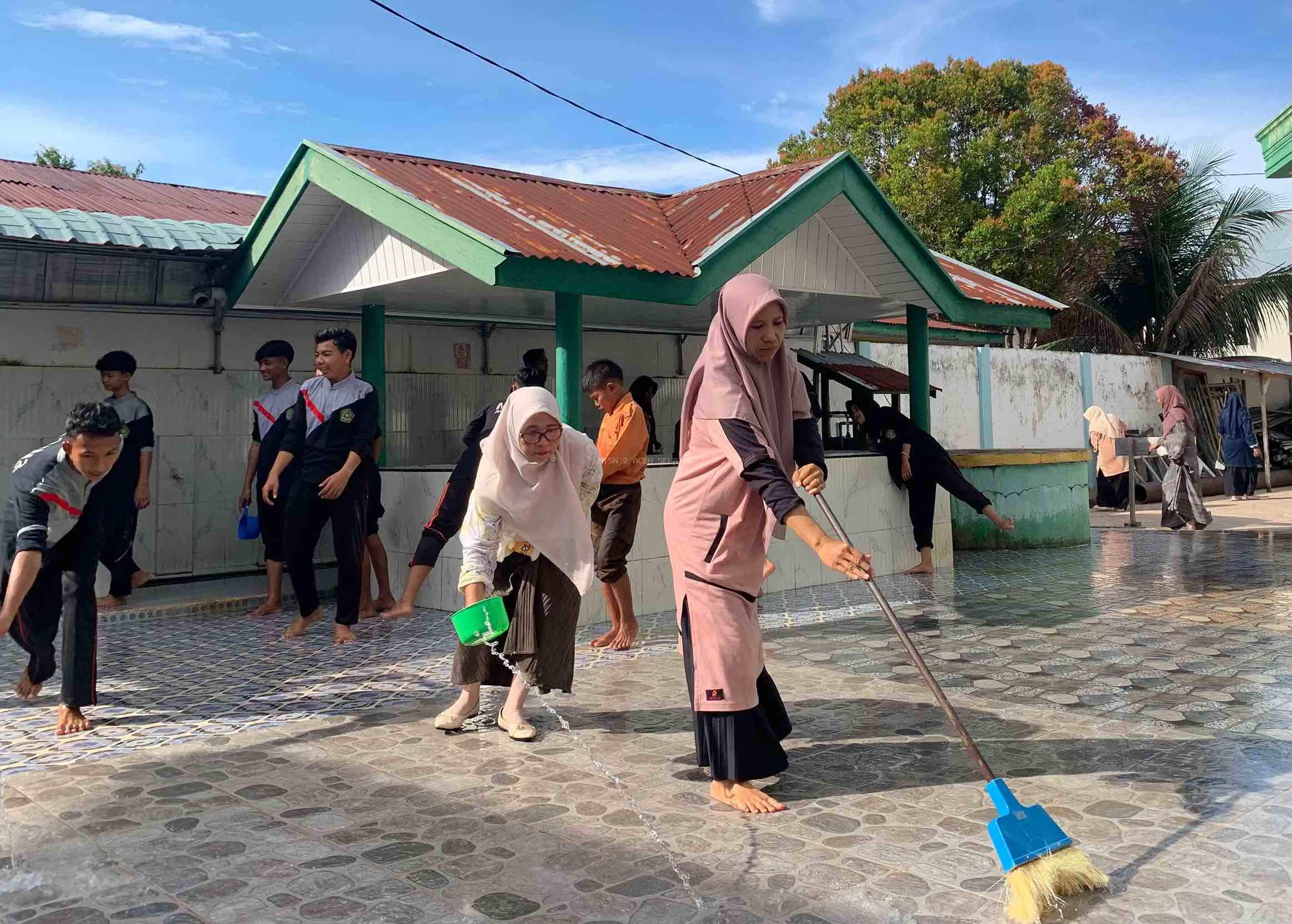 Sabtu Bersih, Sehat, dan Gembira: MTsN 2 Aceh Selatan Adakan Bakti Sosial di Masjid Baiturrahmah