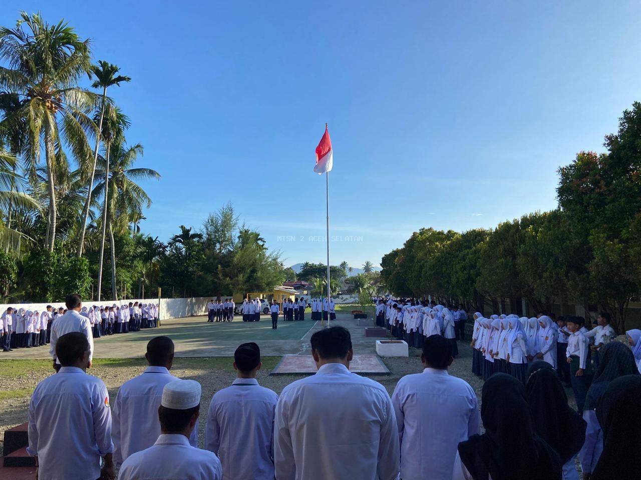 Hari Pertama Sekolah Semester Genap TP 2025/2026, MTsN 2 Aceh Selatan Awali dengan Upacara Bendera