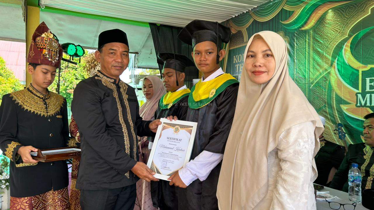 Dua Siswa Lulusan Terbaik MTsN 2 Aceh Selatan Sampaikan Pesan Inspiratif pada Wisuda Purna Siswa ke-LVIII
