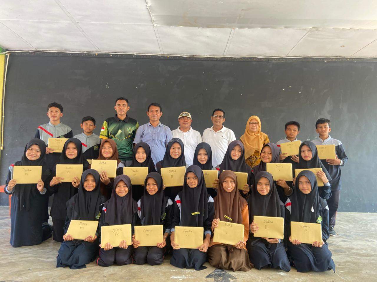 Pembagian Rapor Semester Genap Tahun Pelajaran 2025/2026 dan Penghargaan Siswa Berprestasi MTsN 2 Aceh Selatan.