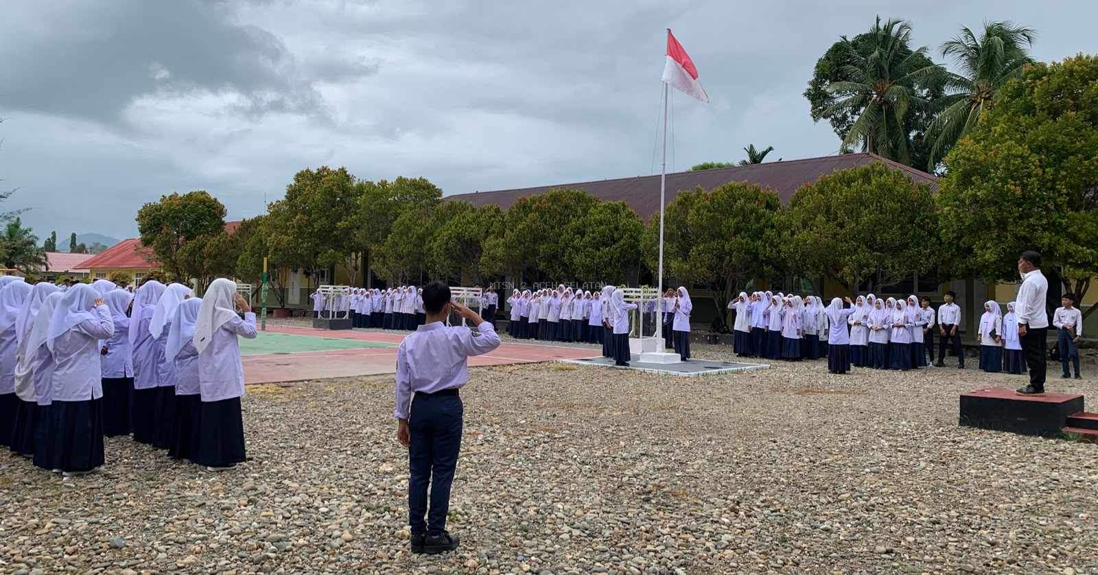 Tahun Ajaran Baru 2026/2027 Dimulai, MTsN 2 Aceh Selatan laksanakan upacara dan Sambut Murid Baru dengan Semangat MATA MUDA